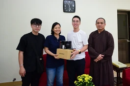 Tiếp nhận bộ máy quay phim Sony FX3 do đại diện của Thượng tọa Thích Minh Hiền trao tại trụ sở Báo Giác Ngộ ngày 13-1-2023