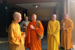 Đức Pháp chủ ân cần thăm hỏi và lắng nghe Hòa thượng Thạch Hà trình bày về tình hình Phật giáo tại tỉnh Cà Mau 