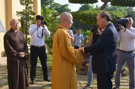 Đức Pháp chủ GHPGVN đích thân đón tiếp Chủ tịch nước Nguyễn Xuân Phúc thăm, chúc Tết tại chùa Huê Nghiêm trong sự trân trọng và thân tình - Ảnh: Bảo Toàn/BGN