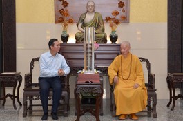 Ông Vũ Hoài Bắc, Trưởng ban Tôn giáo Chính phủ thăm và chúc Tết đến Đức Đệ tứ Pháp chủ GHPGVN - Ảnh: Bảo Toàn/BGN