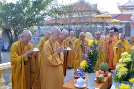 Trưởng lão Hòa thượng Thích Trí Quảng và chư vị Hòa thượng tưởng niệm trước bảo tháp chư vị Tổ sư tại tổ đình Thiên Thai - Ảnh: Bảo Toàn/BGN