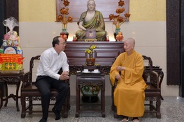 Đức Pháp chủ GHPGVN tiếp thân mật ông Phó Bí thư Thành ủy TP.HCM Nguyễn Hồ Hải - Ảnh: Bảo Toàn/BGN