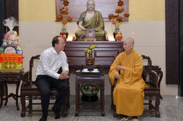 Đức Pháp chủ GHPGVN tiếp thân mật ông Phó Bí thư Thành ủy TP.HCM Nguyễn Hồ Hải - Ảnh: Bảo Toàn/BGN