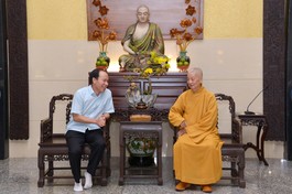 Trưởng lão Hòa thượng Thích Trí Quảng tiếp thân mật ông Lê Tiến Châu, Ủy viên Trung ương Đảng, Phó Chủ tịch - Tổng Thư ký Ủy ban Trung ương MTTQVN - Ảnh: Bảo Toàn/BGN