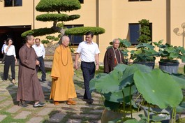 Thiếu tướng Lê Hồng Nam và phái đoàn tại chùa Huê Nghiêm, đến chúc Tết Đức Pháp chủ GHPGVN - Ảnh: Bảo Toàn/BGN