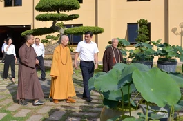 Thiếu tướng Lê Hồng Nam và phái đoàn tại chùa Huê Nghiêm, đến chúc Tết Đức Pháp chủ GHPGVN - Ảnh: Bảo Toàn/BGN