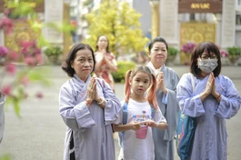 Phật tử đến Việt Nam Quốc Tự cầu nguyện đầu năm Quý Mão (2023) - Ảnh: Quảng Đạo/BGN