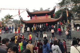 Tam quan chùa Hồng Ân trong ngày khai hội Lim