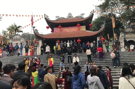 Tam quan chùa Hồng Ân trong ngày khai hội Lim