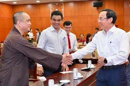 Thượng tọa Thích Tâm Hải, Tổng Biên tập Báo Giác Ngộ với Bí thư Thành ủy TP.HCM Nguyễn Văn Nên tại buổi họp mặt sáng 7-2-2023 - Ảnh: Đỗ Việt Dũng