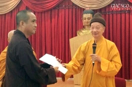 Hòa thượng Thích Trí Quảng trao quyết định đến Đại đức Thích Tâm Hải - Ảnh: V.G