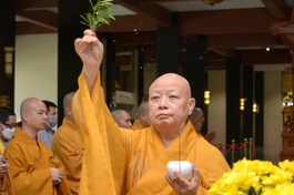 Hòa thượng Thích Lệ Trang sái tịnh đàn tràng thí thực trong lễ tán đàn Pháp hội Dược Sư đầu năm Quý Mão - 2023 tại chùa Huê Nghiêm - Ảnh: BGN