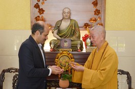 Đức Pháp chủ GHPGVN tiếp thân mật Đại sứ đặc mệnh toàn quốc Cộng hòa Ấn Độ Sandeep Arya đến thăm tại chùa Huê Nghiêm - Ảnh: Bảo Toàn/BGN