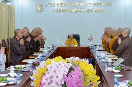 Tất cả chư Tăng Ni thành viên Hội đồng Điều hành đã nhất tâm bày tỏ thỉnh nguyện Trưởng lão Hòa thượng Thích Trí Quảng tiếp tục đảm nhiệm Viện trưởng Học viện Phật giáo VN tại TP.HCM nhiệm kỳ 2022-2027 - Ảnh: Bảo Toàn/BGN