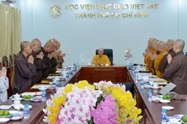 Tất cả chư Tăng Ni thành viên Hội đồng Điều hành đã nhất tâm bày tỏ thỉnh nguyện Trưởng lão Hòa thượng Thích Trí Quảng tiếp tục đảm nhiệm Viện trưởng Học viện Phật giáo VN tại TP.HCM nhiệm kỳ 2022-2027 - Ảnh: Bảo Toàn/BGN
