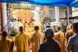 Cầu nguyện trước Phật đài 