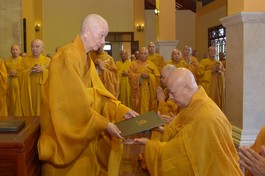 Đức Pháp chủ GHPGVN trao quyết định bổ nhiệm Hòa thượng Thích Lệ Trang làm Phụ tá Đức Pháp chủ - Ảnh: Bảo Toàn/BGN