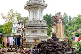 Khu tháp chùa Giác Viên bị biến thành nơi đổ rác, xà bần, phơi quần áo