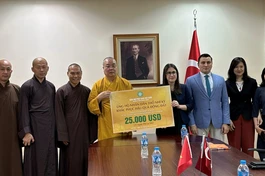 Hòa thượng Thích Thanh Nhiễu và phái đoàn trao bảng tượng trưng 25.000 Mỹ kim tại Đại sứ quán Thổ Nhĩ Kỳ ở Hà Nội