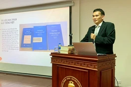 Tiến sĩ Đỗ Quốc Bảo trong một buổi thuyết trình về tiếng Phạn ở Viện Trần Nhân Tông - Ảnh: Fb.Viện Trần Nhân Tông