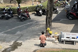 Anh C. cầu nguyện mong con vượt qua giai đoạn nguy hiểm - Ảnh: NVCC