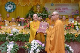 Hòa thượng Thích Bảo Nghiêm trao bằng tốt nghiệp đào tạo Cao - Trung cấp giảng sư khóa X (2019-2022)