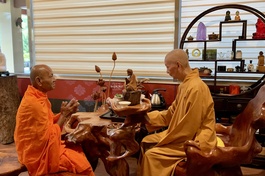 Hòa thượng Đào Như trình với Đức Pháp chủ GHPGVN về Phật sự tại TP.Cần Thơ - Ảnh: BGN