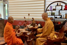 Hòa thượng Đào Như trình với Đức Pháp chủ GHPGVN về Phật sự tại TP.Cần Thơ - Ảnh: BGN