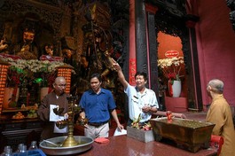 Đoàn thanh tra của Bộ VH-TT&DL do ông Phó Chánh thanh tra Hà Văn Lâu làm trưởng đoàn kiểm tra thực tế hiện trạng các hạng mục và hiện vật tại di tích Kiến trúc - Nghệ thuật Quốc gia chùa Phước Hải, Q.1, TP.HCM - Ảnh: BGN