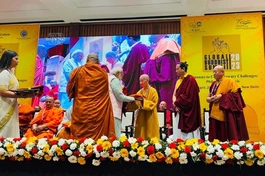 Thủ tướng Narendra Modi dâng y cúng dường Đức Pháp chủ GHPGVN và các vị lãnh đạo các tổ chức, truyền thống, hệ phái Phật giáo đến từ 30 quốc gia và vùng lãnh thổ - Ảnh: Pháp Minh
