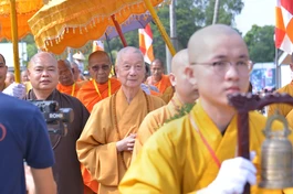 Cung nghinh Đức Pháp chủ và chư vị giáo phẩm Hội đồng Chứng minh GHPGVN quang lâm lễ đường Học viện Phật giáo Nam tông Khmer tại TP.Cần Thơ - Ảnh: Bảo Toàn/BGN