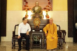 Viện trưởng Viện Kiểm sát Nhân dân Tối cao Lê Minh Trí với Đức Pháp chủ GHPGVN tại chùa Huê Nghiêm sáng 30-4-2023 - Ảnh: Tuấn Anh/BGN