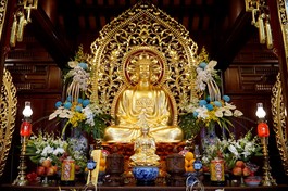 Tôn tượng Đức Phật Bổn Sư do các nghệ nhân cố đô Huế tôn tạo bằng đồng, tại chánh điện chùa Quảng Đức