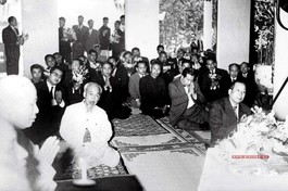 Chủ tịch Hồ Chí Minh cùng với Vua Lào lễ Phật tại chánh điện chùa Quán Sứ, Hà Nội (1966) - Ảnh tư liệu GN
