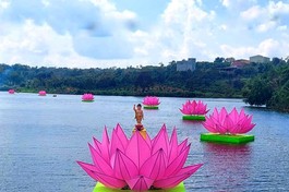 Hạ thủy 7 đóa sen hồng kính mừng Phật đản của Phật giáo tỉnh Đắk Nông