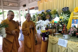 Thượng tọa Thích Chúc Phú và Thượng tọa Thích Quảng Tánh thay mặt Ban Biên tập Báo Giác Ngộ viếng tang Ni sư Thích nữ Hạnh Đoan