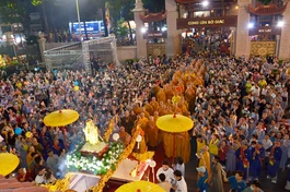 [TRỰC TIẾP]: Lễ rước Phật từ tổ đình Ấn Quang đến Việt Nam Quốc Tự kính mừng Phật đản 