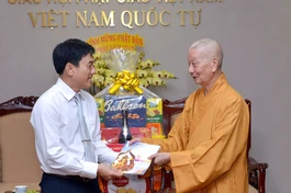 Đức Pháp chủ GHPGVN tặng số đặc biệt Báo Giác Ngộ đến Thiếu tướng Võ Hùng Minh - Ảnh: BT/BGN