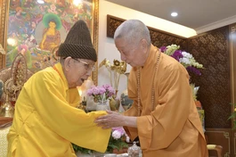 Đức Pháp chủ GHPGVN thăm hỏi sức khỏe Đức Trưởng lão Hòa thượng Thích Đức Nghiệp, Phó Pháp chủ kiêm Giám luật, Trưởng ban Giám luật Hội đồng Chứng minh, Trưởng môn phái tổ đình Vĩnh Nghiêm - Ảnh: Bảo Toàn/BGN