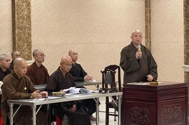 Hòa thượng Thích Lệ Trang trực tiếp họp chúng, phổ biến và kiểm tra các công việc cho khoá An cư kiết hạ Phật lịch 2567 tại Việt Nam Quốc Tự. - Ảnh: Minh Thuận