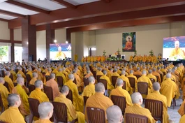 Đức Pháp chủ GHPGVN quang lâm khai thị buổi giảng ngày đầu tiên của khóa huân tu dành cho lãnh đạo và giảng viên Học viện Phật giáo VN tại TP.HCM, hơn 1.000 Tăng Ni sinh viên và hơn 2.000 Phật tử tham dự - Ảnh: Bảo Toàn/BGN