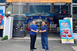 Nhân viên phụ trách thuộc phòng Media của Báo Giác Ngộ tiếp nhận thiết bị ghi hình bị thất lạc, từ anh Kiều Đăng Khoa.