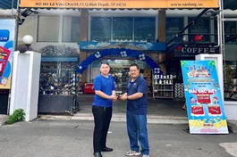 Nhân viên phụ trách thuộc phòng Media của Báo Giác Ngộ tiếp nhận thiết bị ghi hình bị thất lạc, từ anh Kiều Đăng Khoa.