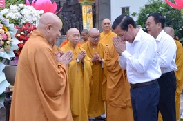 Hòa thượng Thích Lệ Trang với Chủ tịch UBND TP.HCM Phan Văn Mãi tại tượng đài Bồ-tát Thích Quảng Đức - Ảnh: Bảo Toàn