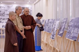 Nhà nghiên cứu Trần Đình Sơn tại triển lãm ảnh tư liệu báo chí năm 1963 tại trụ sở Báo Giác Ngộ/Ảnh: Quảng Đạo