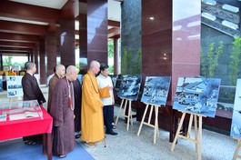 Đức Pháp chủ GHPGVN và ông Viện trưởng Viện Kiểm sát Nhân dân Tối cao Lê Minh Trí xem lại những bức ảnh báo chí phản ánh trung thực sự kiện Bồ-tát Thích Quảng Đức vị pháp thiêu thân, trưng bày tại triển lãm.