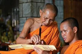 Trưởng lão Hòa thượng Chau Ty, Phó Pháp chủ GHPGVN, đang ân cần hướng dẫn các sư viết kinh trên lá buông theo truyền thống Khmer - Ảnh: Quảng Đạo/BGN