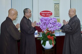 Thượng tọa Thích Tâm Hải tri ân đạo tình, sự quan tâm mà Hòa thượng Thích Lệ Trang và Ban Thường trực Ban Trị sự GHPGVN TP.HCM dành đến Báo Giác Ngộ - Ảnh: Quảng Đạo/BGN