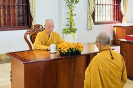 Hòa thượng Thích Huệ Trí đại diện trình bạch việc tổ chức Đại giới đàn lên Đức Pháp chủ GHPGVN và thỉnh cầu chỉ dạy của ngài - Ảnh: DN/BGN