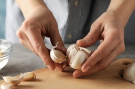 Ngũ vị tân (hành, hẹ, tỏi, nén, kiệu) là những gia vị có tính cay nồng, chứa các hoạt chất kích thích, được sử dụng như một dược liệu tăng đề kháng.